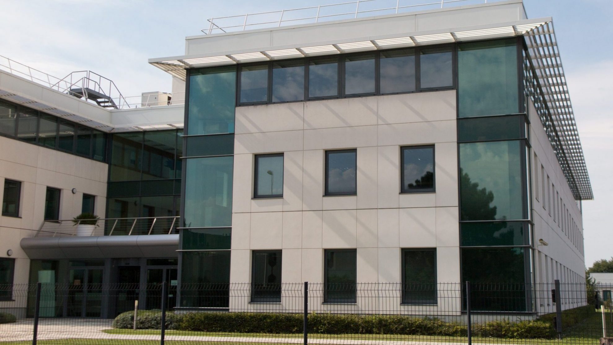 Photo of office building illustrates blog: "Owner- Occupied Commercial Real Estate: a Definition"